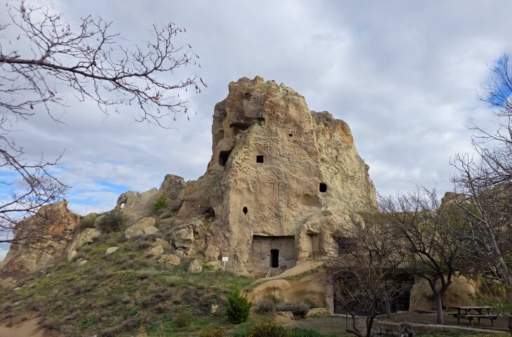 Göreme Açık Hava Müzesi’nde yer alan Rahipler Manastırı’nın kaya oyma yapısı, doğal yamaç üzerinde görülüyor.